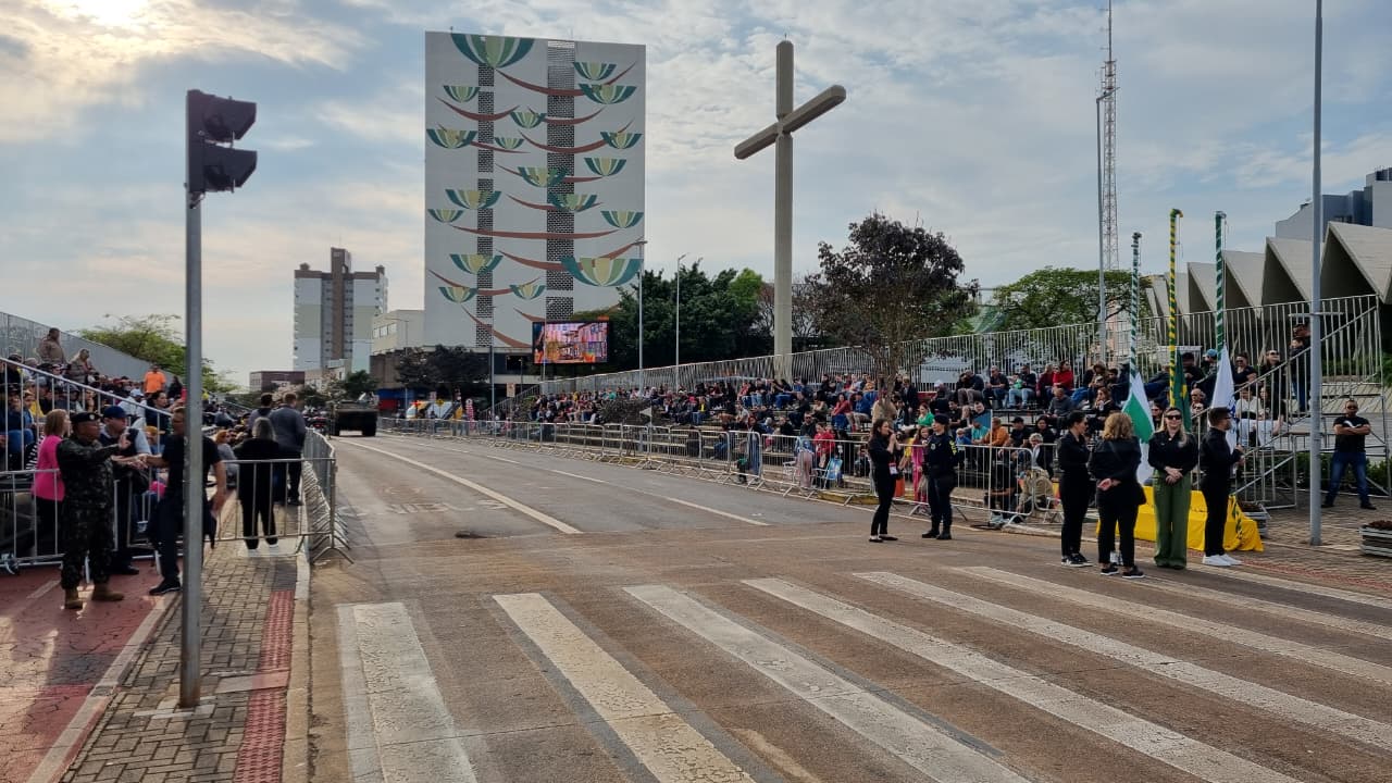 Desfile da Independência reúne mais de 12 mil pessoas em celebração aos 203 anos do Brasil