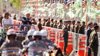 Lula e ministros acompanham desfile; público entoa Lula e ministros acompanham desfile; público entoa
