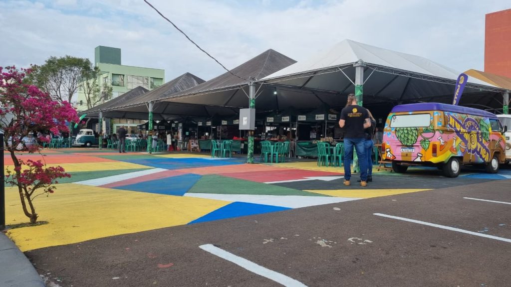 “Convidamos a todos a vir para a feira do teatro nos conhecer”, diz expositora