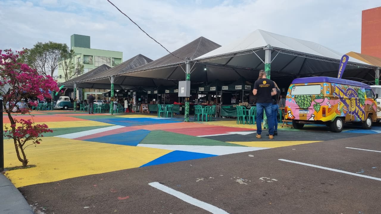 "Convidamos a todos a vir para a feira do teatro nos conhecer", diz expositora