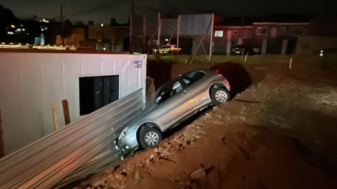 Visita inesperada: Carro cai em barranco, colide contra residência e motorista é levado à UPA