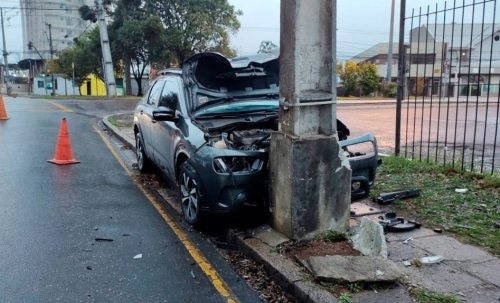 Carro de app bate contra poste na frente de Quartel dos Bombeiros