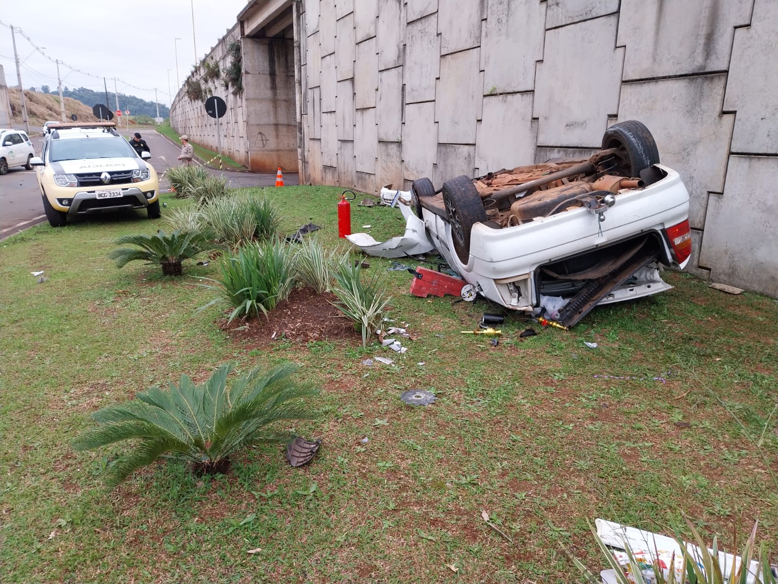 Acidente fatal! Homem morre após carro cair no viaduto e mulher fica gravemente ferida