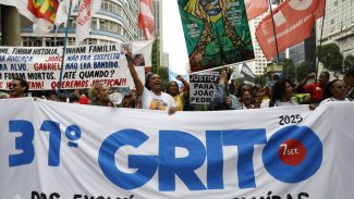 Desfile e protesto tomam as ruas do centro do Rio de Janeiro Desfile e protesto tomam as ruas do centro do Rio de Janeiro