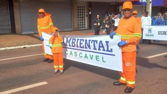 Menino de 5 anos vira mini gari e rouba a cena no desfile da Independência