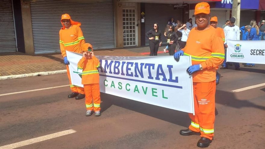Menino de 5 anos vira mini gari e rouba a cena no desfile da Independência