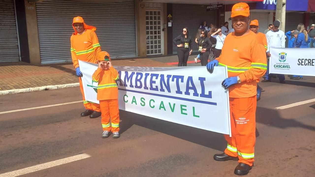 Menino de 5 anos vira mini gari e rouba a cena no desfile da Independência