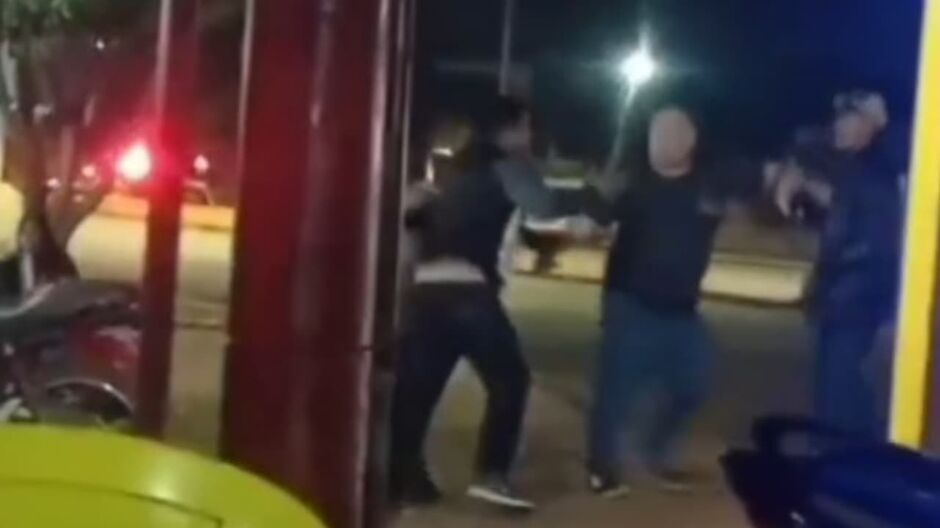 Homem é esfaqueado em bar e morre no hospital; Vídeo mostra confusão