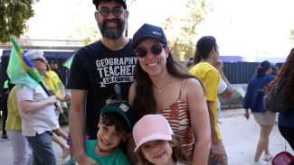 Brasileiros celebram soberania; Curupira e Zé Gotinha desfilaram Brasileiros celebram soberania; Curupira e Zé Gotinha desfilaram