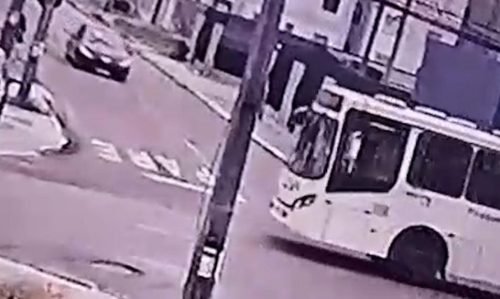 Pancada! Vídeo flagra batida entre carro e ônibus que terminou com a morte de passageira