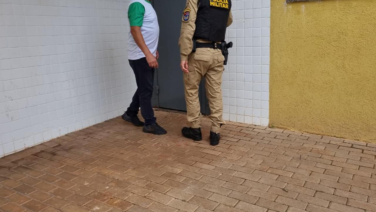 Homem leva cães para dentro de casa e vai preso por violência psicológica contra a ex-esposa