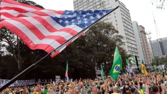Ato pró-Bolsonaro une governadores e parlamentares de direita em SP Ato pró-Bolsonaro une governadores e parlamentares de direita em SP