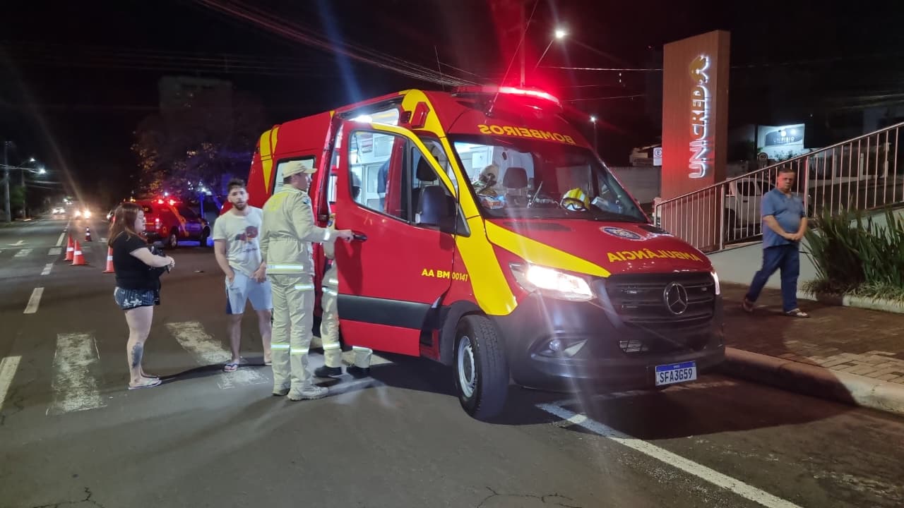 Duas mulheres ficam feridas em colisão entre moto e caminhonete em Cascavel