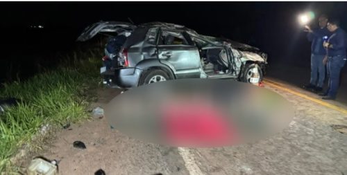 Mulher morre e dois ficam feridos após capotamento de veículo Imagem referente a Mulher morre e dois ficam feridos após capotamento de veículo