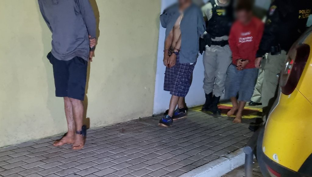 Trio “sofre” na mão de populares após arrombar residência em Guaraniaçu