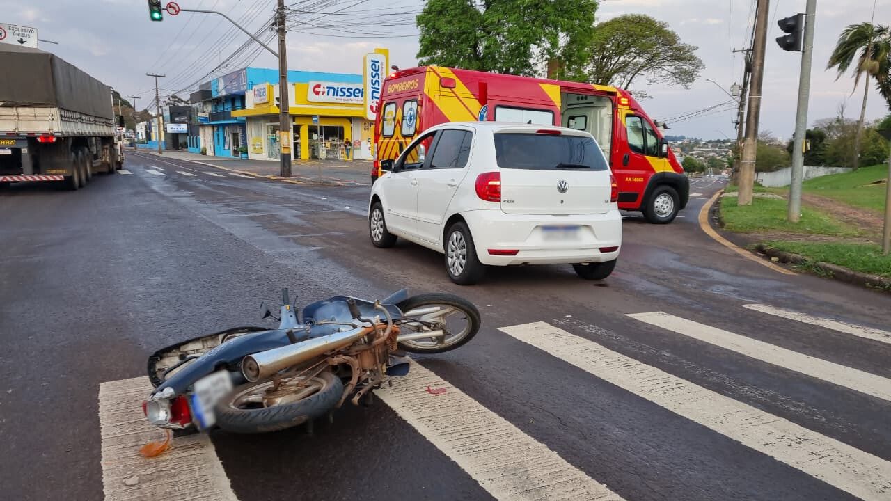 Colisão entre carro e moto deixa pessoa ferida na Avenida Tancredo Neves