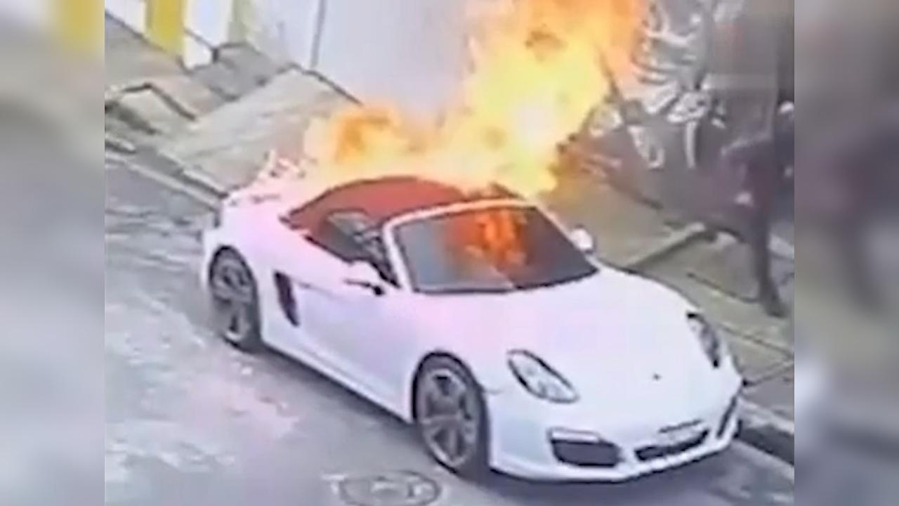 Homem incendeia Porsche conversível em rua da zona sul de São Paulo