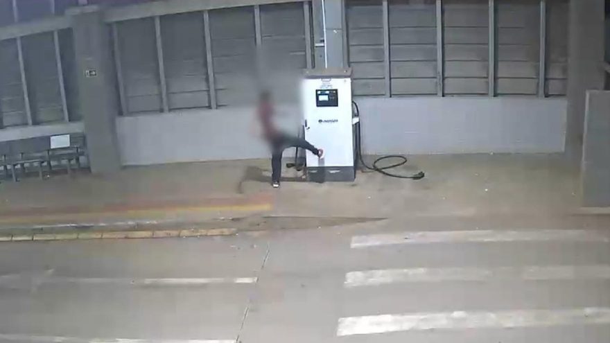 Ataque de fúria: homem soca e chuta carregador de ônibus elétrico no Terminal Leste