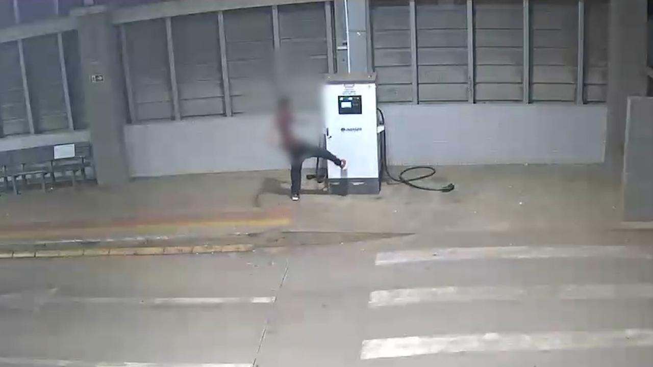 Ataque de fúria: homem soca e chuta carregador de ônibus elétrico no Terminal Leste