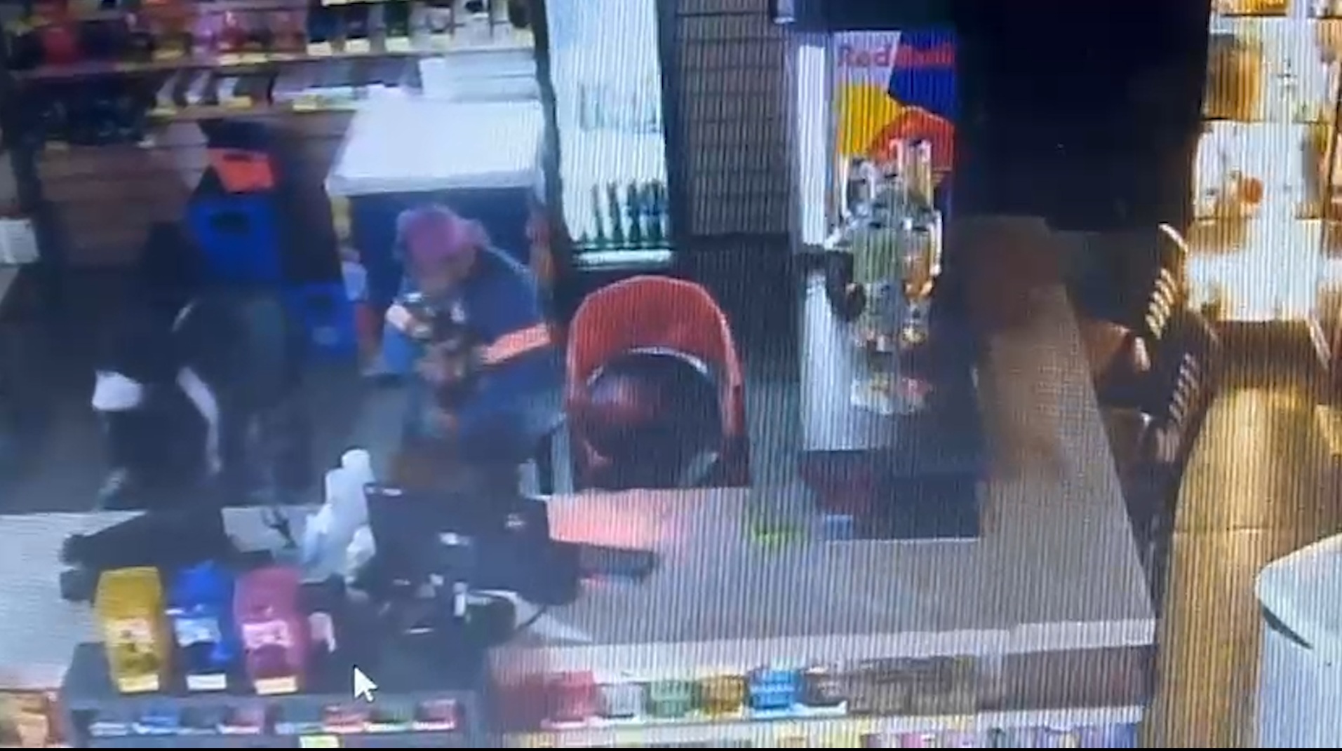 Após arrombamento em bar, ladrões fazem duas viagens para carregar produtos na Avenida Brasil Após arrombamento em bar, ladrões fazem duas viagens para carregar produtos na Avenida Brasil