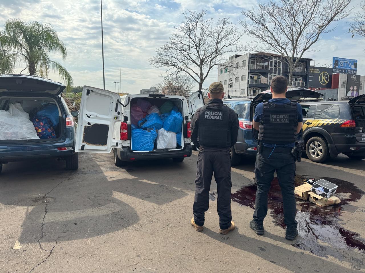 Receita Federal e Polícia Federal apreendem grande carga de mercadorias contrabandeadas Receita Federal e Polícia Federal apreendem grande carga de mercadorias contrabandeadas