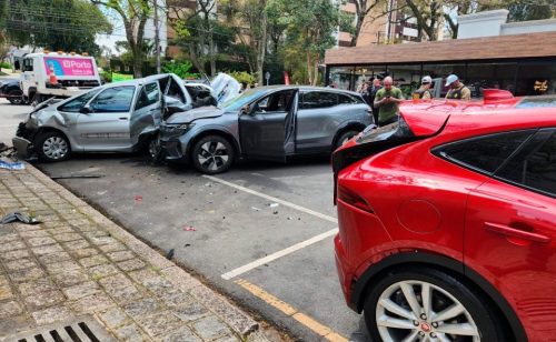 Fuga de menor termina em batida milionária: dois carros de luxo destroçados