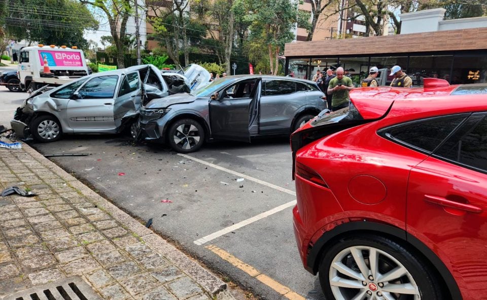 Fuga de menor termina em batida milionária: dois carros de luxo destroçados Fuga de menor termina em batida milionária: dois carros de luxo destroçados