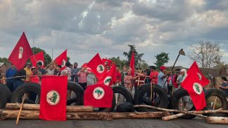 Tocantins: MST bloqueia rodovia para cobrar desapropriação de área Tocantins: MST bloqueia rodovia para cobrar desapropriação de área