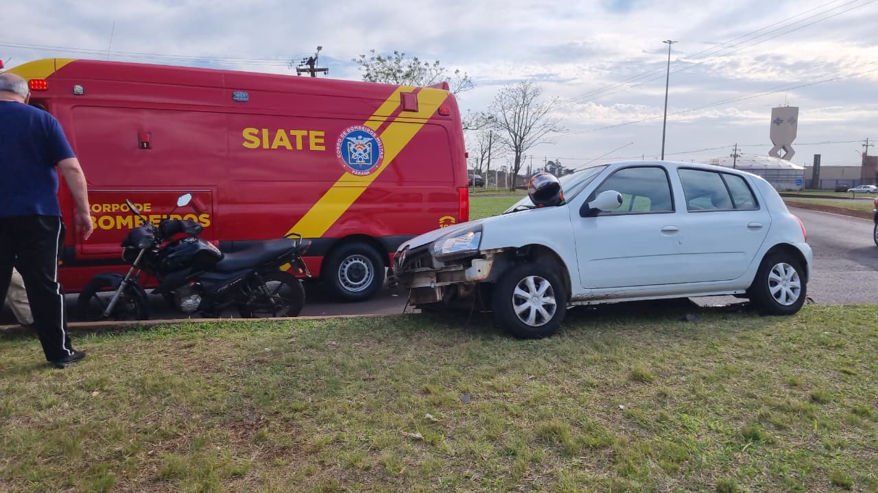 Moto e Clio se envolvem em acidente de trânsito com vítima na Rua das Dálias Moto e Clio se envolvem em acidente de trânsito com vítima na Rua das Dálias