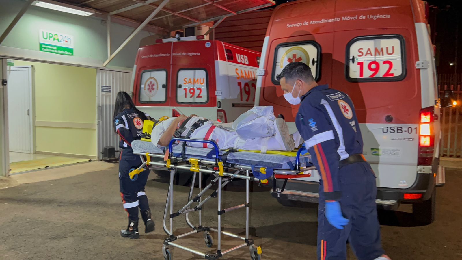 Jovem é socorrida pelo Samu após cair de escada em empresa às margens da BR-277