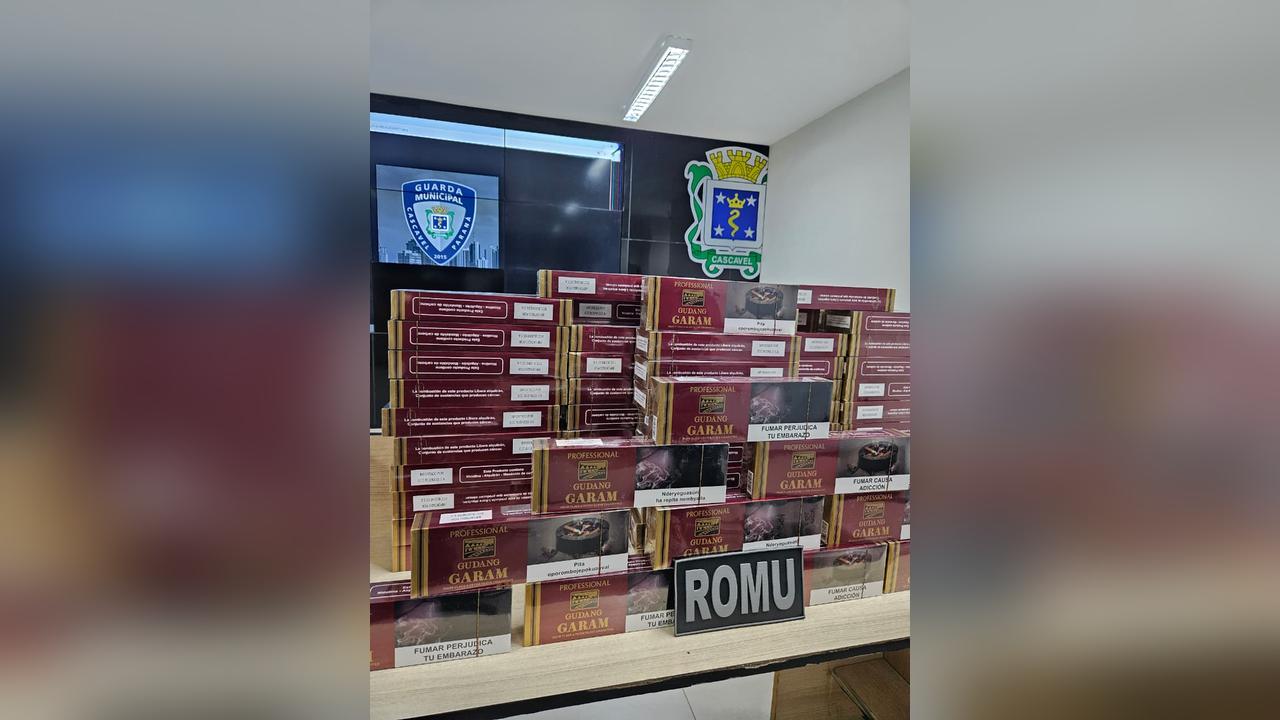 Passageira do app é flagrada com 140 maços de cigarros importados em malas em Cascavel