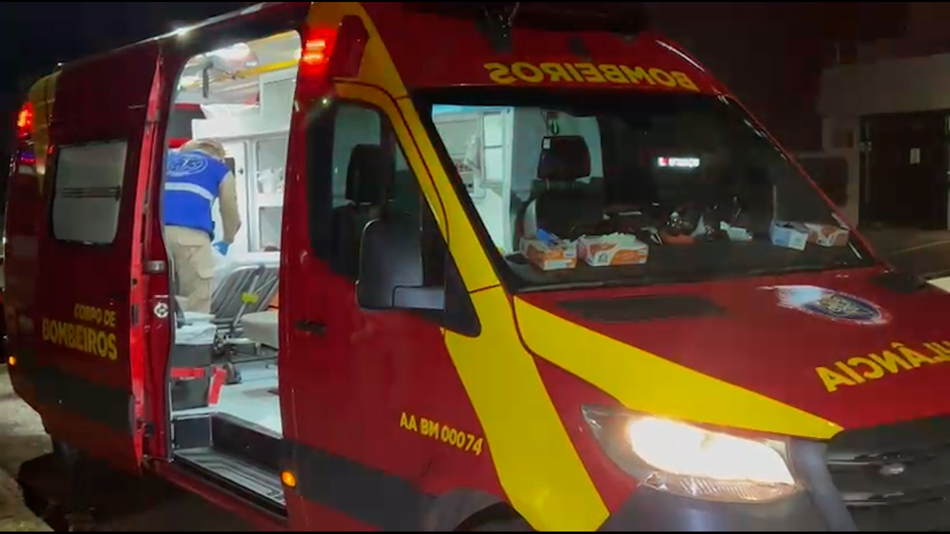 Aula prática de moto termina em acidente em Cascavel; mulher bate contra parede