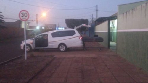 Pai encontra filho morto dentro de carro no Bairro Santos Dumont Imagem referente a Pai encontra filho morto dentro de carro no Bairro Santos Dumont