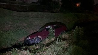 Saída de pista: Kadett cai em canaleta às margens da PRc-467 em Cascavel