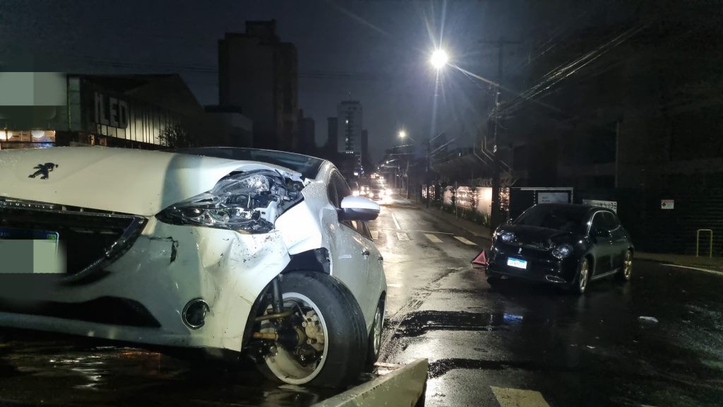 Peugeot 208 e GWM Ora colidem no Centro de Cascavel