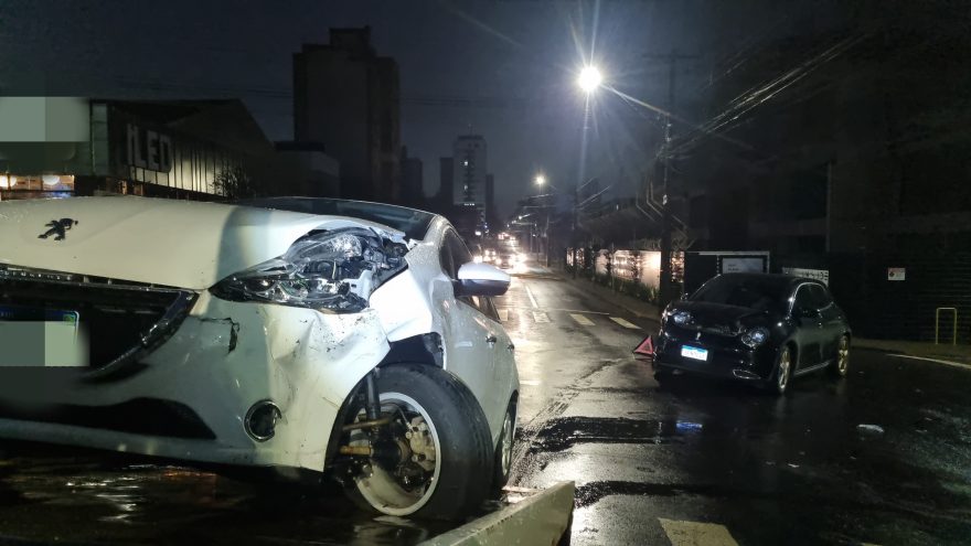 Peugeot 208 e GWM Ora colidem no Centro de Cascavel