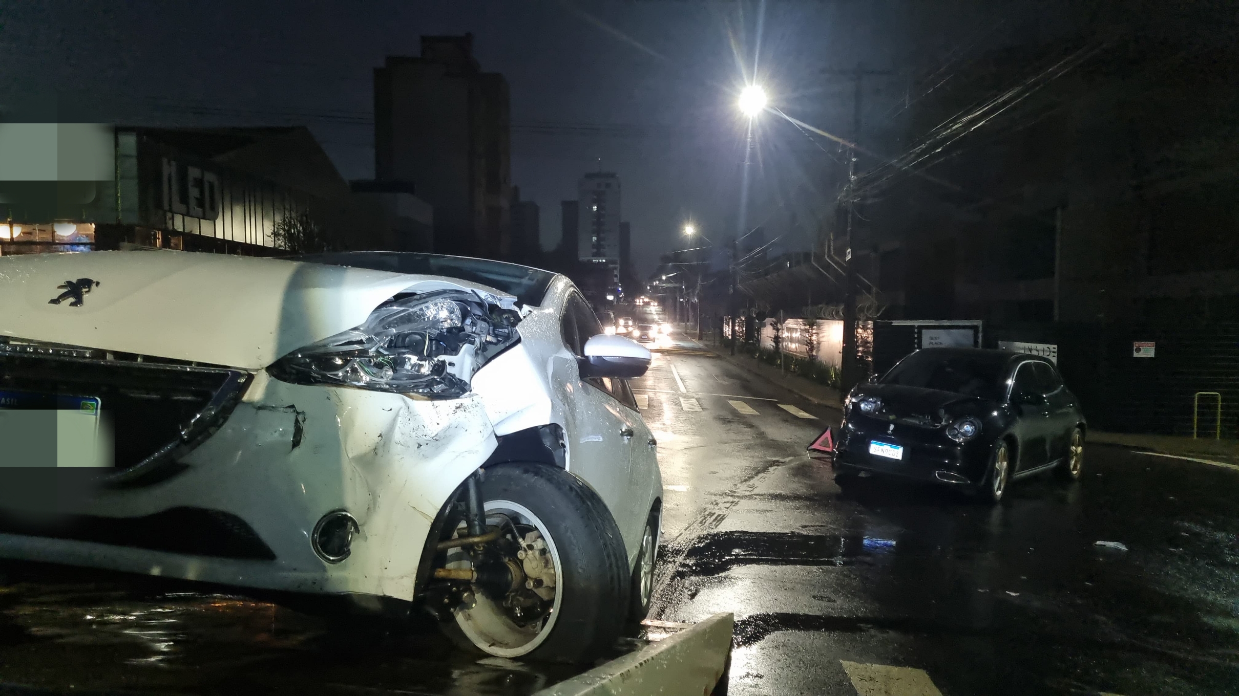 Peugeot 208 e GWM Ora colidem no Centro de Cascavel