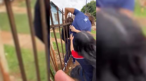 “Mata, mata”: estudante incita violência enquanto aluna é agredida no portão de casa em Cascavel Imagem referente a “Mata, mata”: estudante incita violência enquanto aluna é agredida no portão de casa em Cascavel