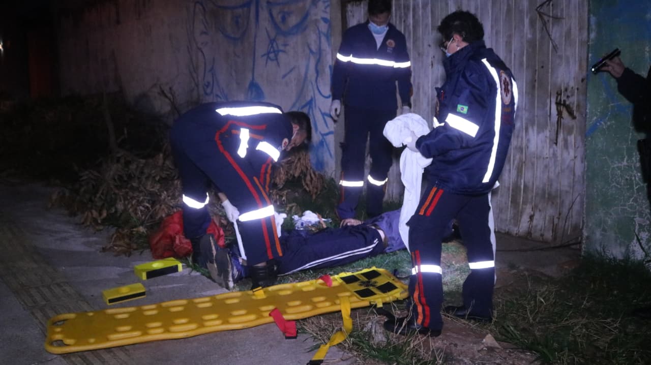 Marido leva facada ao seguir esposa em acerto de dívida de drogas