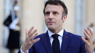 Macron busca novo primeiro-ministro para após colapso do governo