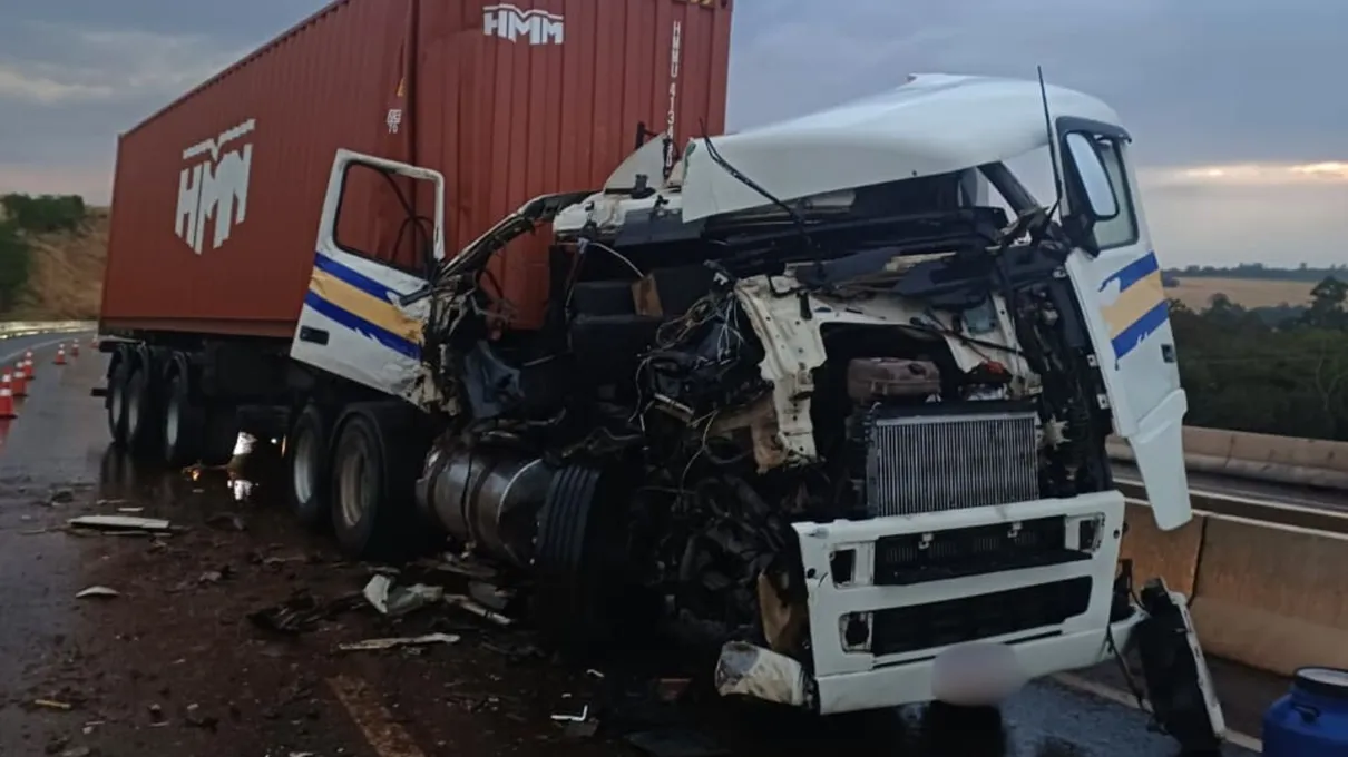 Caminhões colidem no Contorno de Jandaia e interditam BR-376