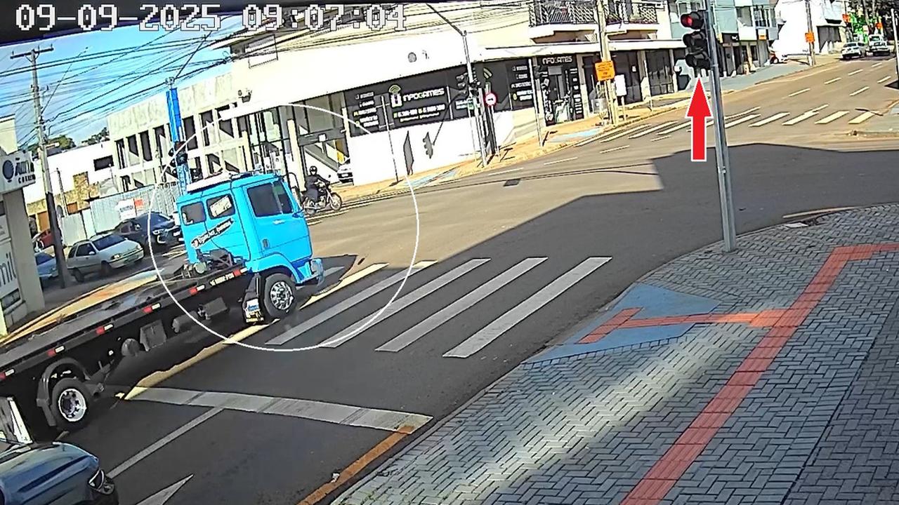 Caminhão fura semáforo e por pouco acidente não termina em tragédia em Cascavel