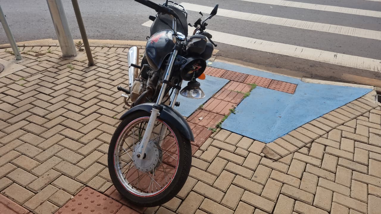 Moto e caminhão se envolvem em colisão no cruzamento das Ruas Barão do Cerro Azul e São Paulo