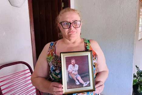 “Ele vinha a cada 15 dias. Era meu companheiro”; mãe fala sobre morte de Danilo Roger que morava em Toledo Imagem referente a “Ele vinha a cada 15 dias. Era meu companheiro”; mãe fala sobre morte de Danilo Roger que morava em Toledo