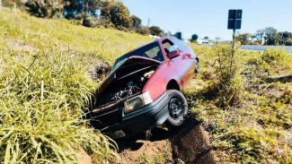 Kadett permanece na canaleta da PRc-467 após saída de pista