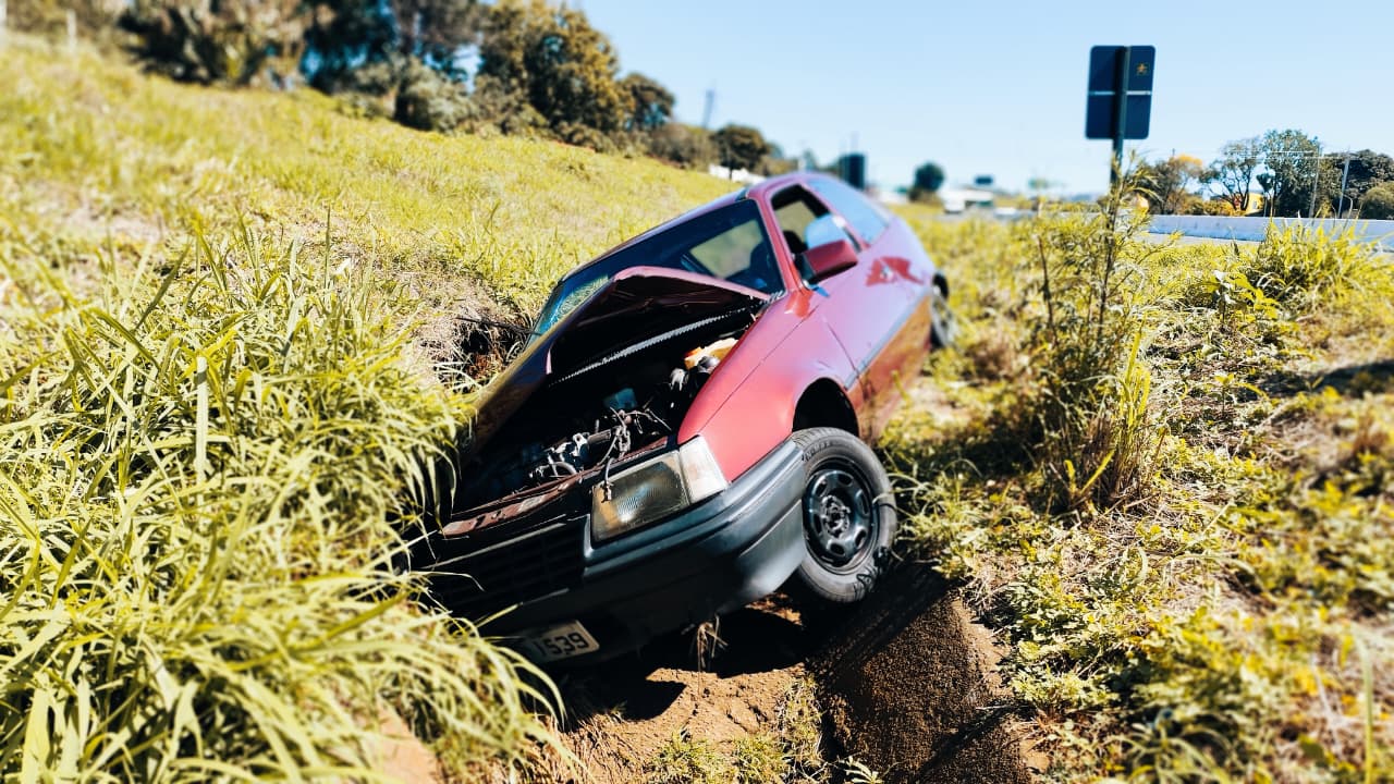 Kadett permanece na canaleta da PRc-467 após saída de pista