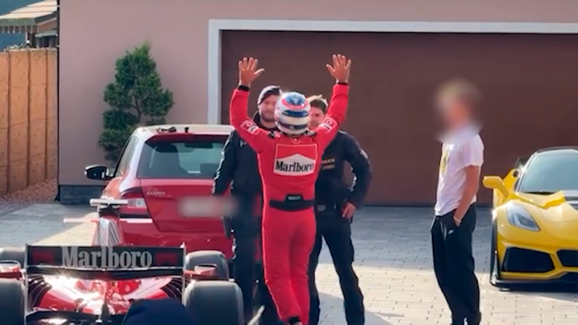 Polícia prende piloto misterioso que andou com "Ferrari de corrida" pelas vias públicas durante 6 anos