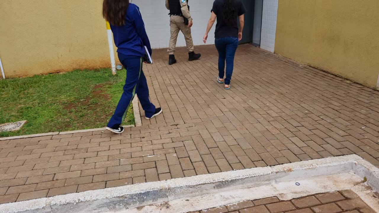 Menina de 14 anos é pega com cigarro de maconha dentro de escola no XIV de Novembro Menina de 14 anos é pega com cigarro de maconha dentro de escola no XIV de Novembro