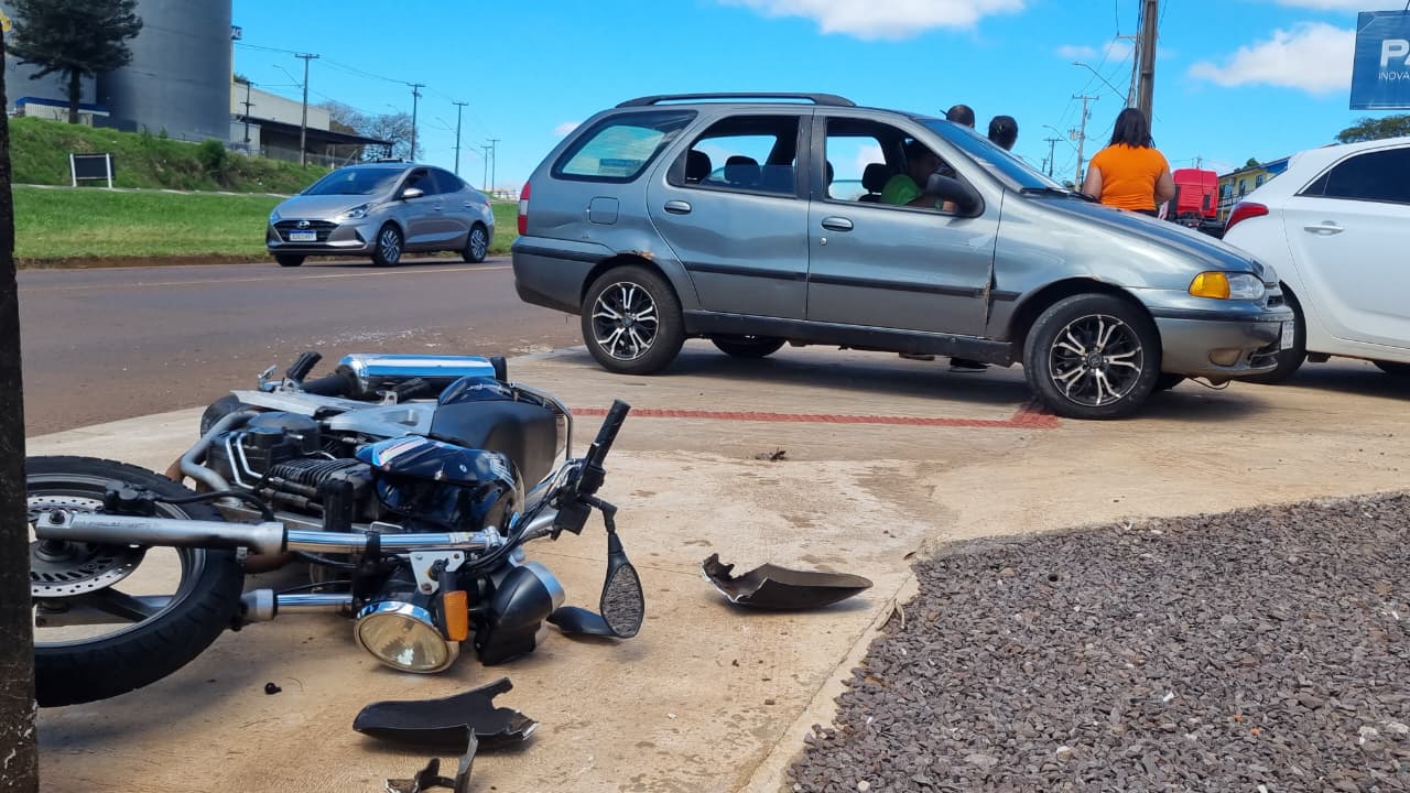 Colisão entre Palio e moto deixa vítima ferida na marginal da BR-277, em Cascavel Colisão entre Palio e moto deixa vítima ferida na marginal da BR-277, em Cascavel