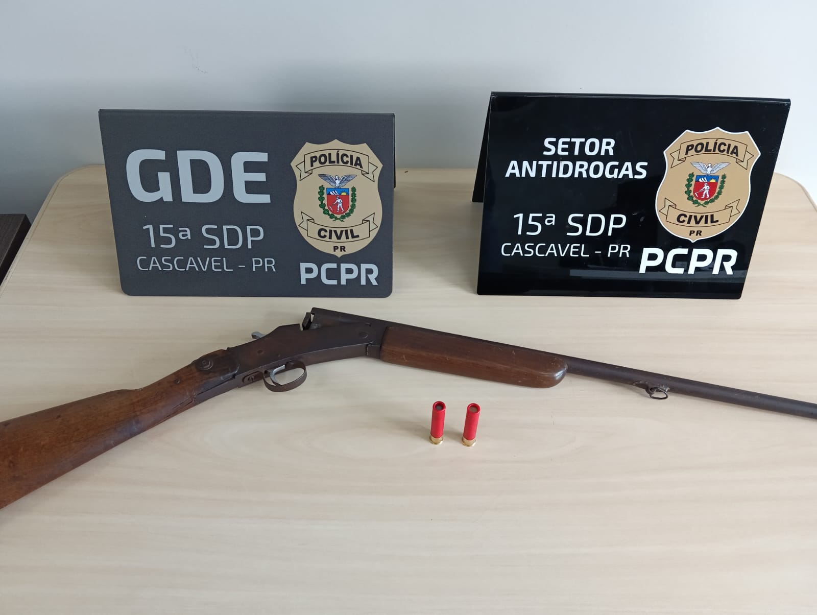 Polícia Civil cumpre mandado de busca e apreensão e apreende arma de fogo em Cascavel Polícia Civil cumpre mandado de busca e apreensão e apreende arma de fogo em Cascavel